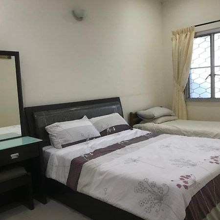 Carols Guesthouse Near Jonker And Satay Celup Malacca Екстер'єр фото