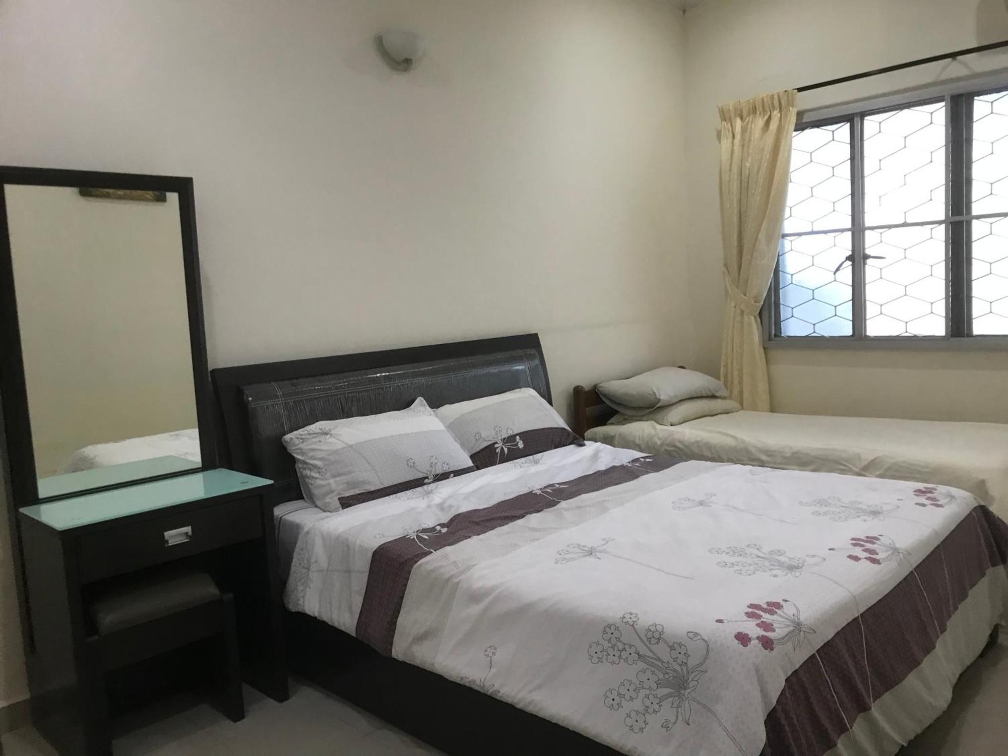 Carols Guesthouse Near Jonker And Satay Celup Malacca Екстер'єр фото